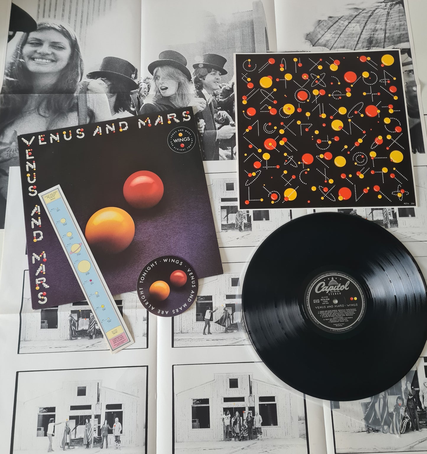 Wings – Venus & Mars - 1975 (with Posters, Book Mark & Sticker) - Vinyl Record LP (near mint) - Sound Hound Records